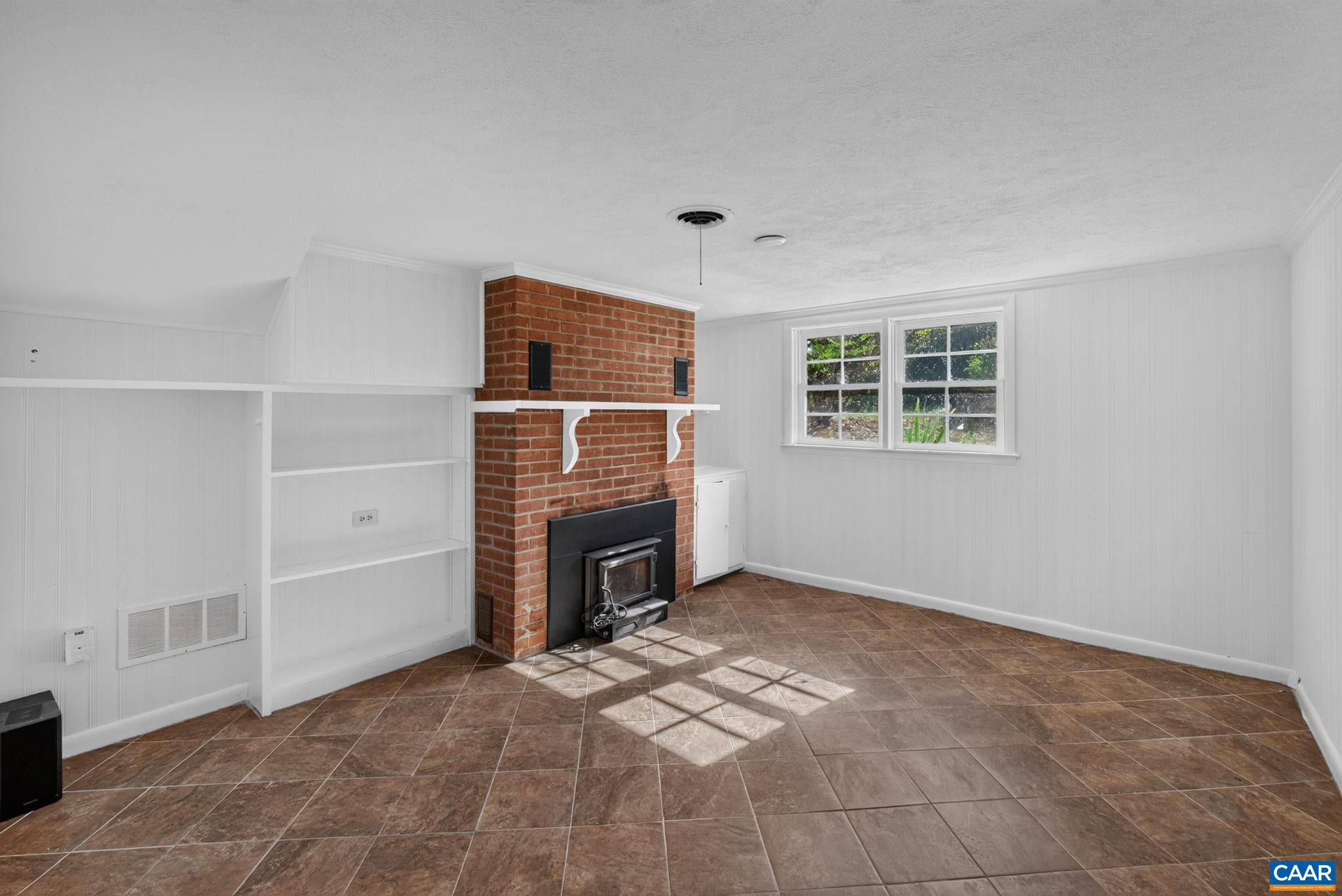 1044 MILTON DR
