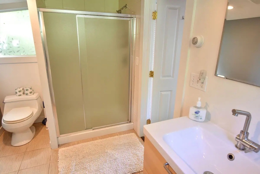 9 Youngs Ct Unit: -