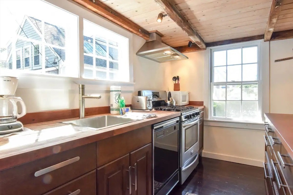 9 Youngs Ct Unit: -