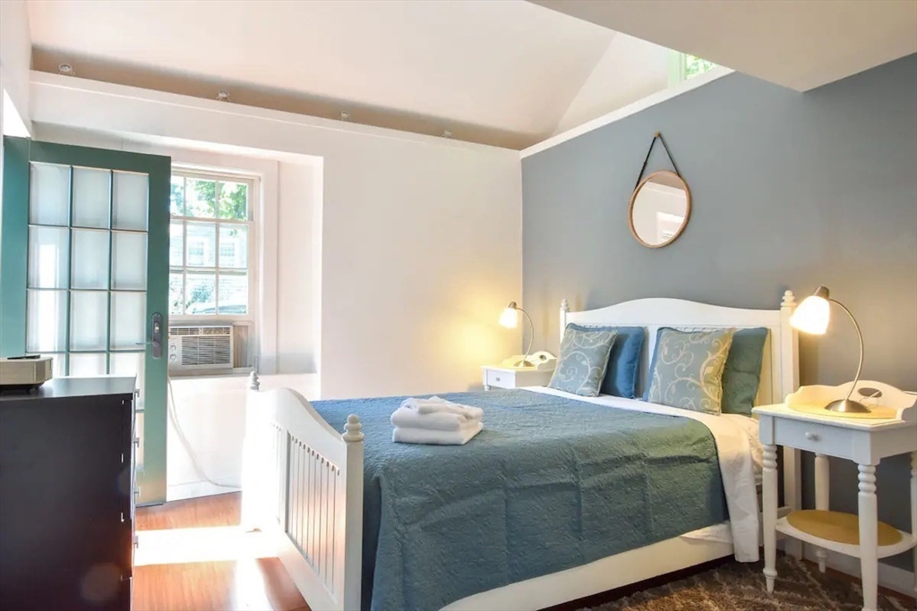 9 Youngs Ct Unit: -