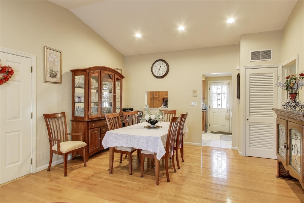 425 Main St # 11B