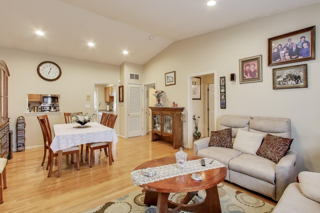 425 Main St # 11B