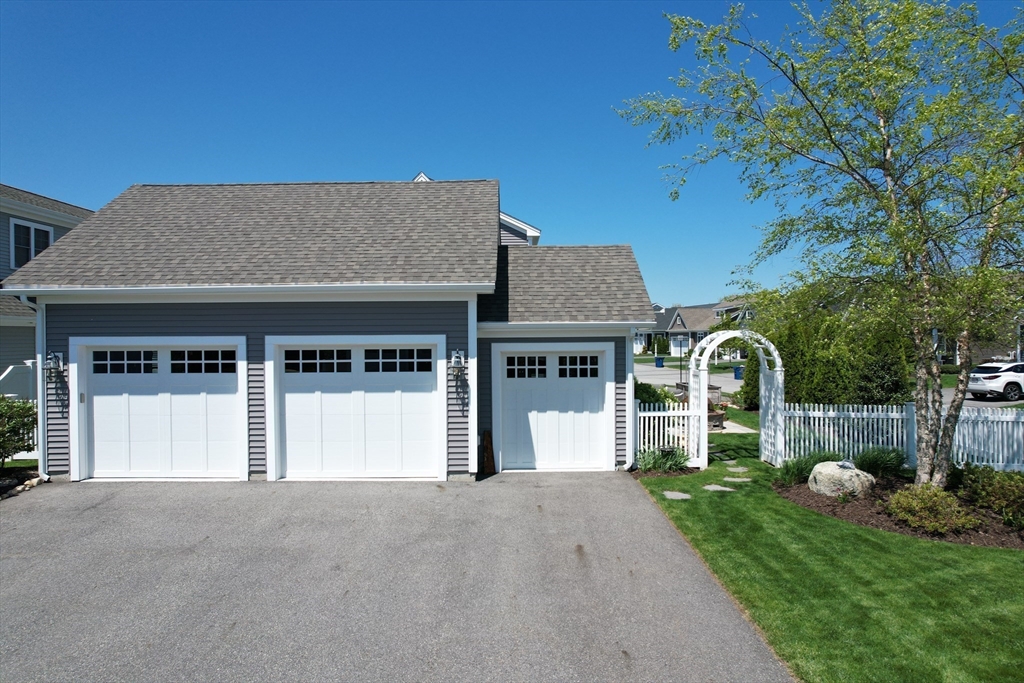7 Bethpage Rd