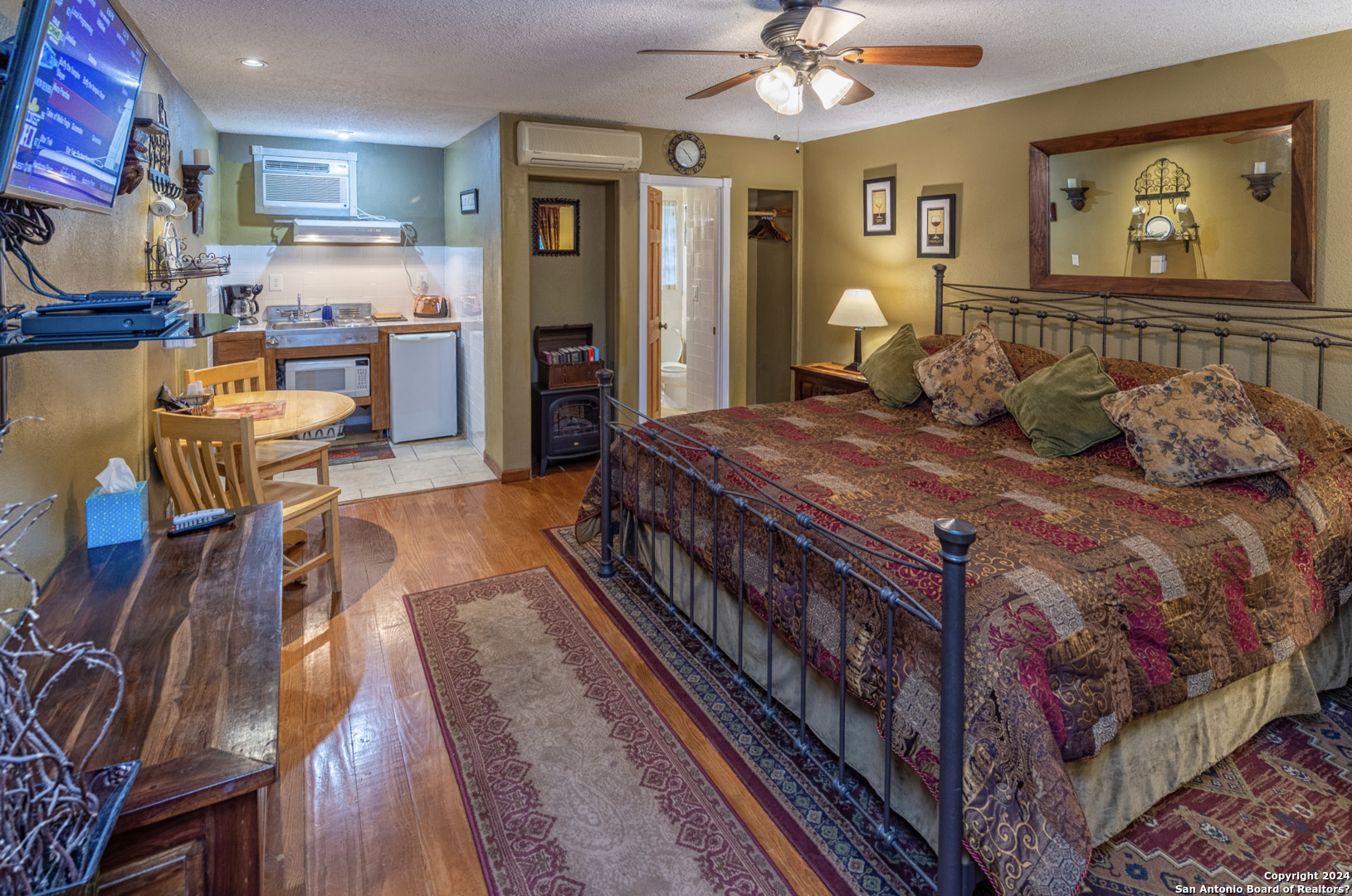 537 SKYLINE DR