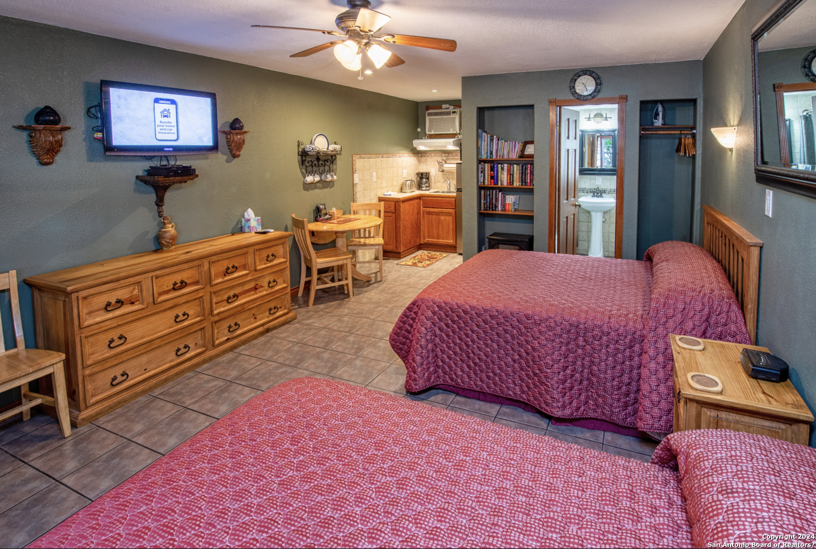 537 SKYLINE DR
