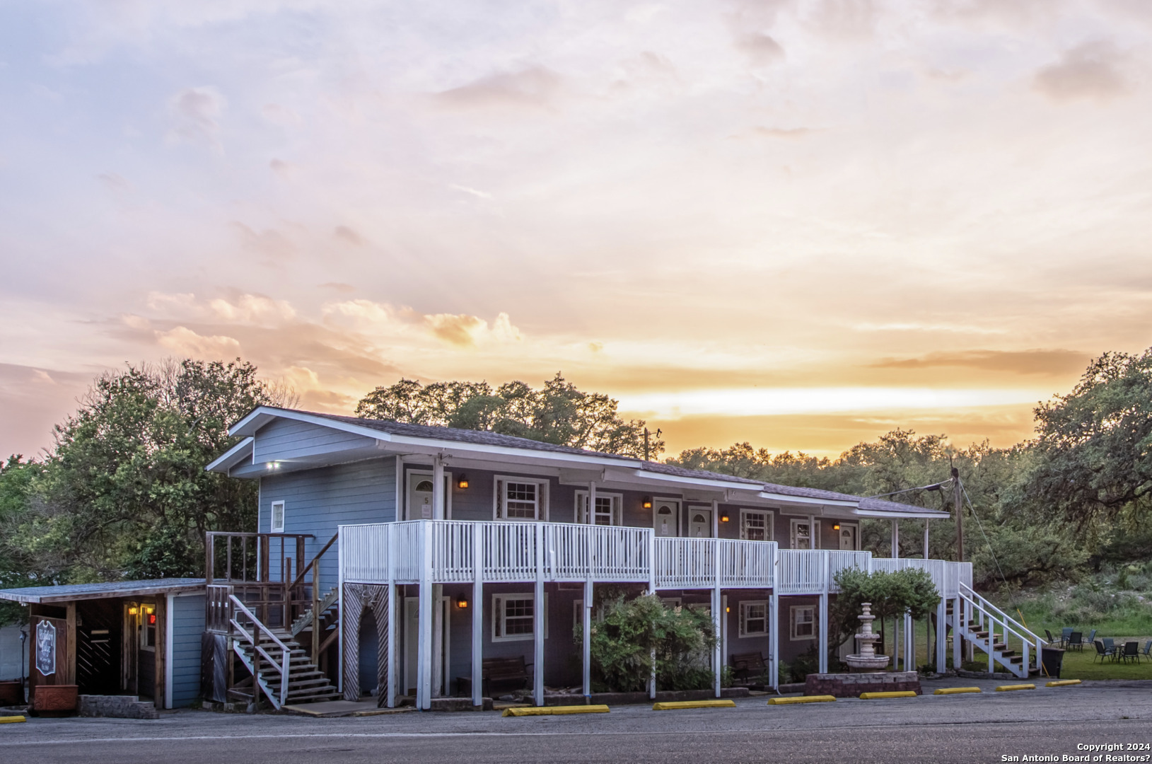537 SKYLINE DR