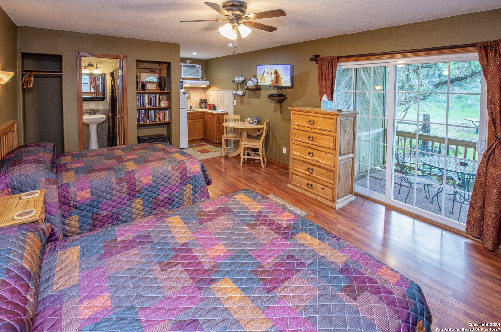 537 SKYLINE DR