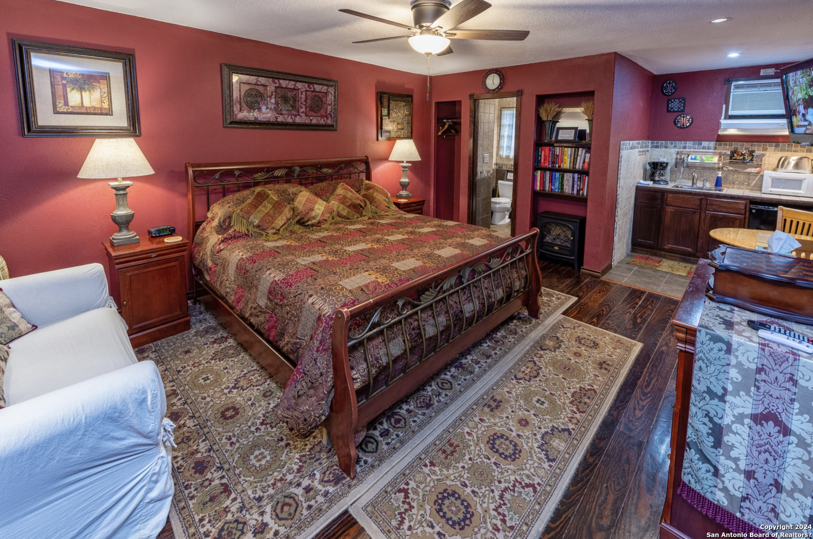 537 SKYLINE DR