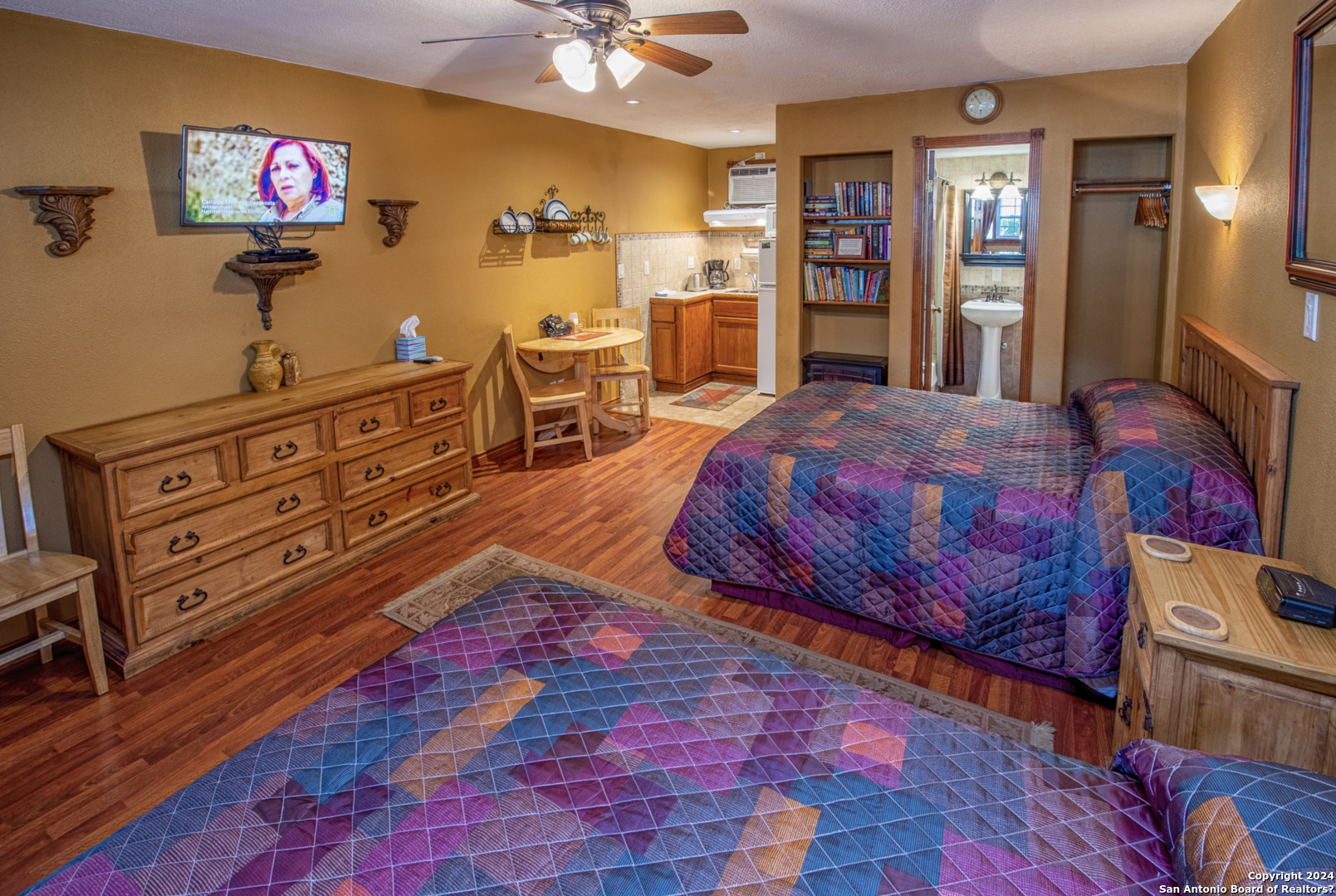 537 SKYLINE DR