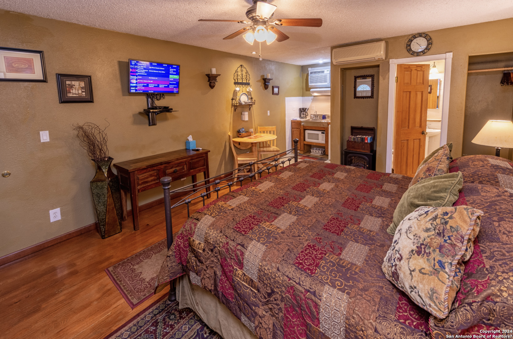 537 SKYLINE DR