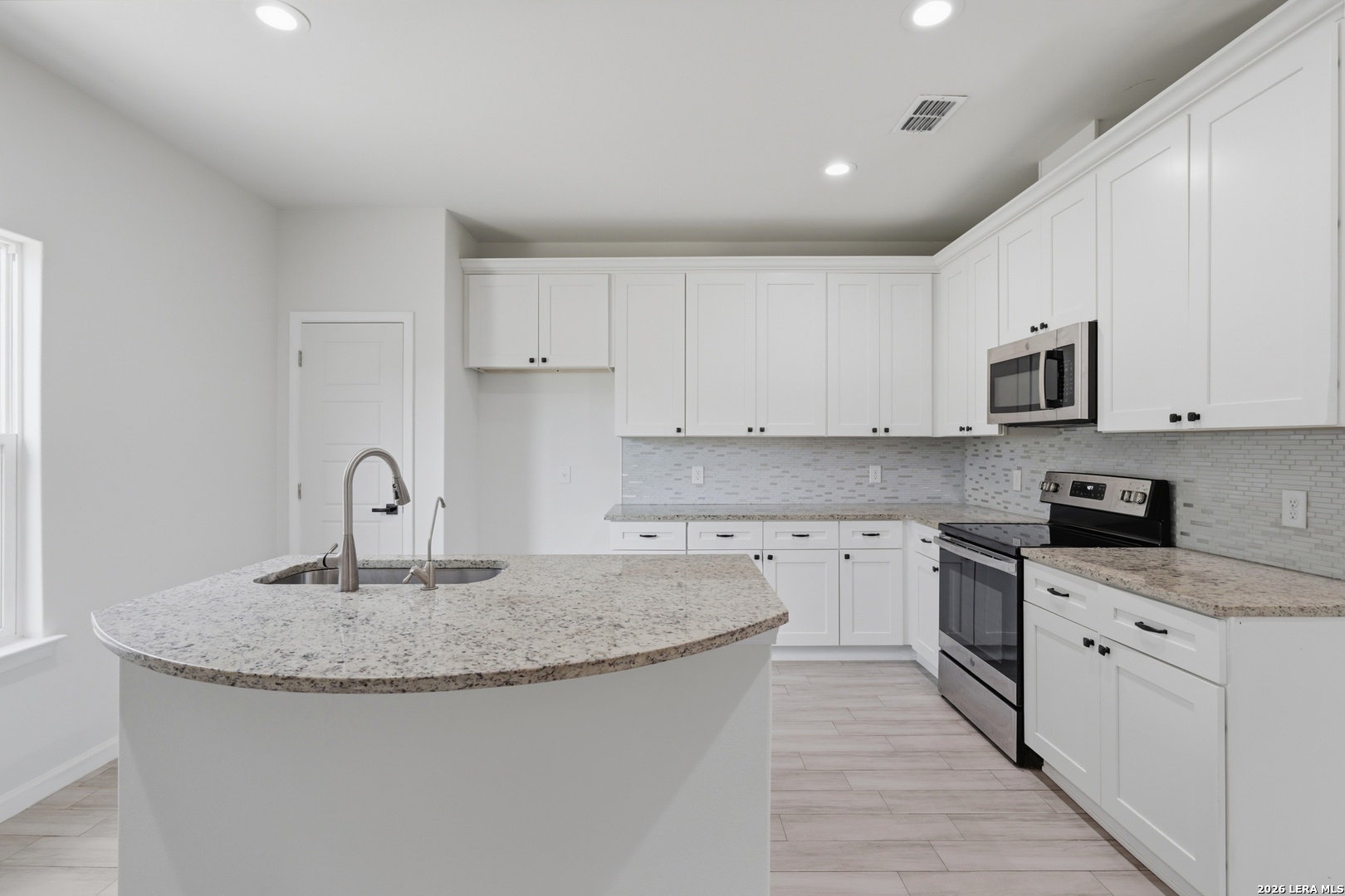 1135 Hedgestone