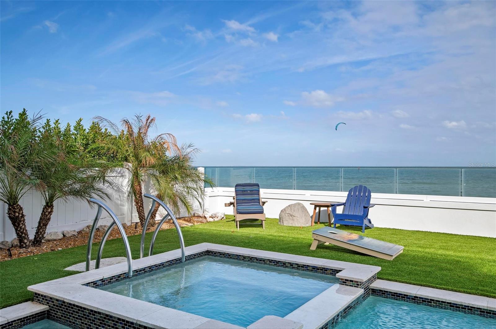 915 N SHORE DR