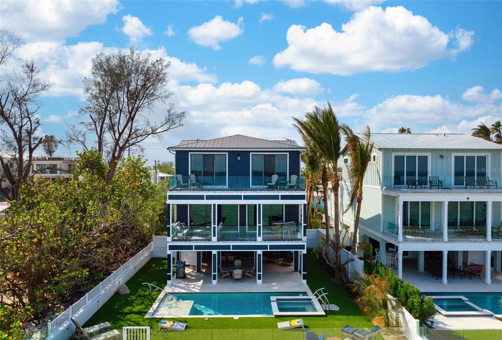 915 N SHORE DR
