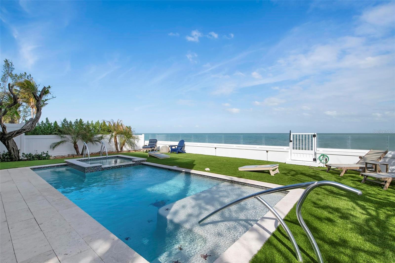 915 N SHORE DR