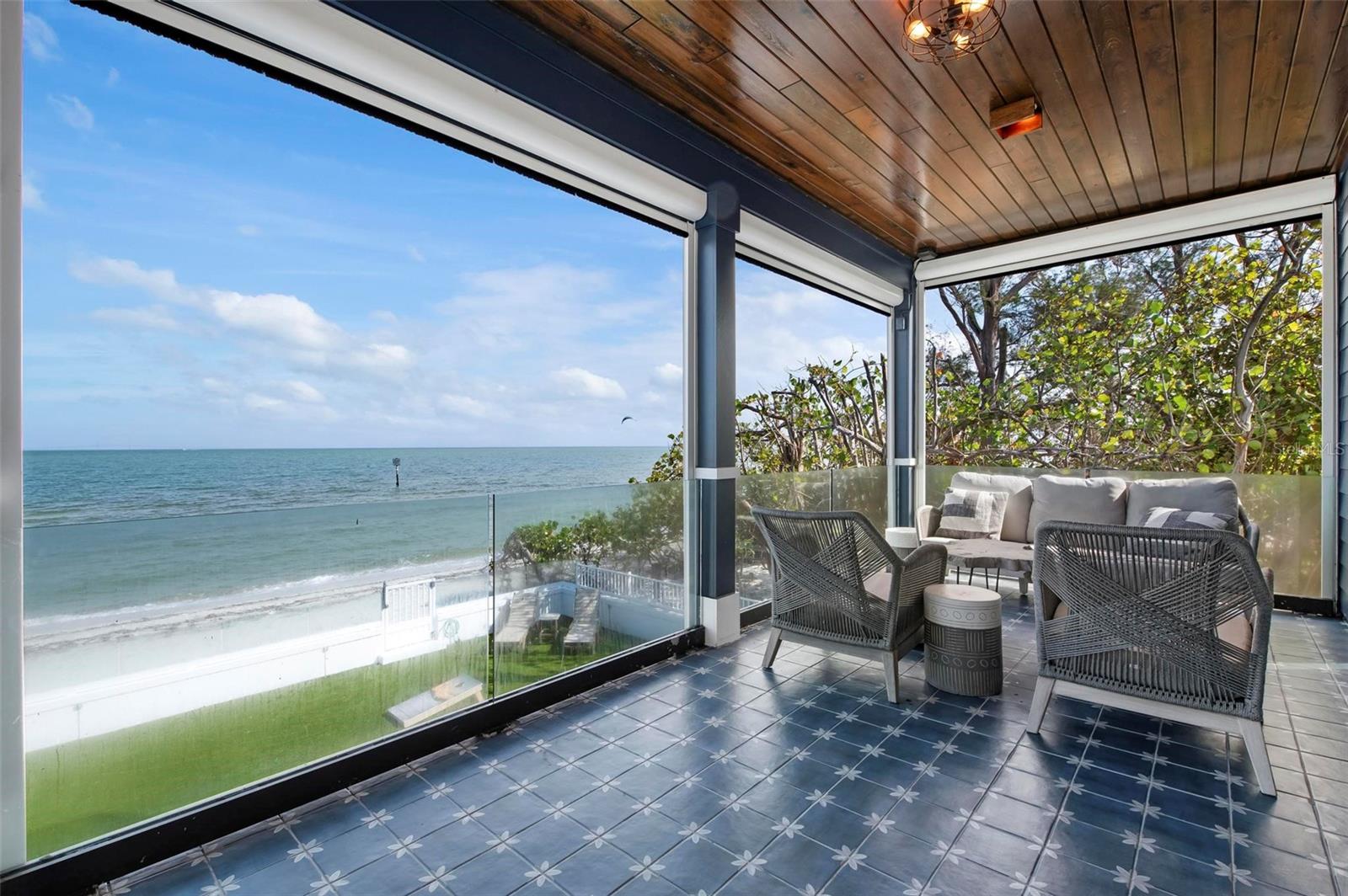 915 N SHORE DR