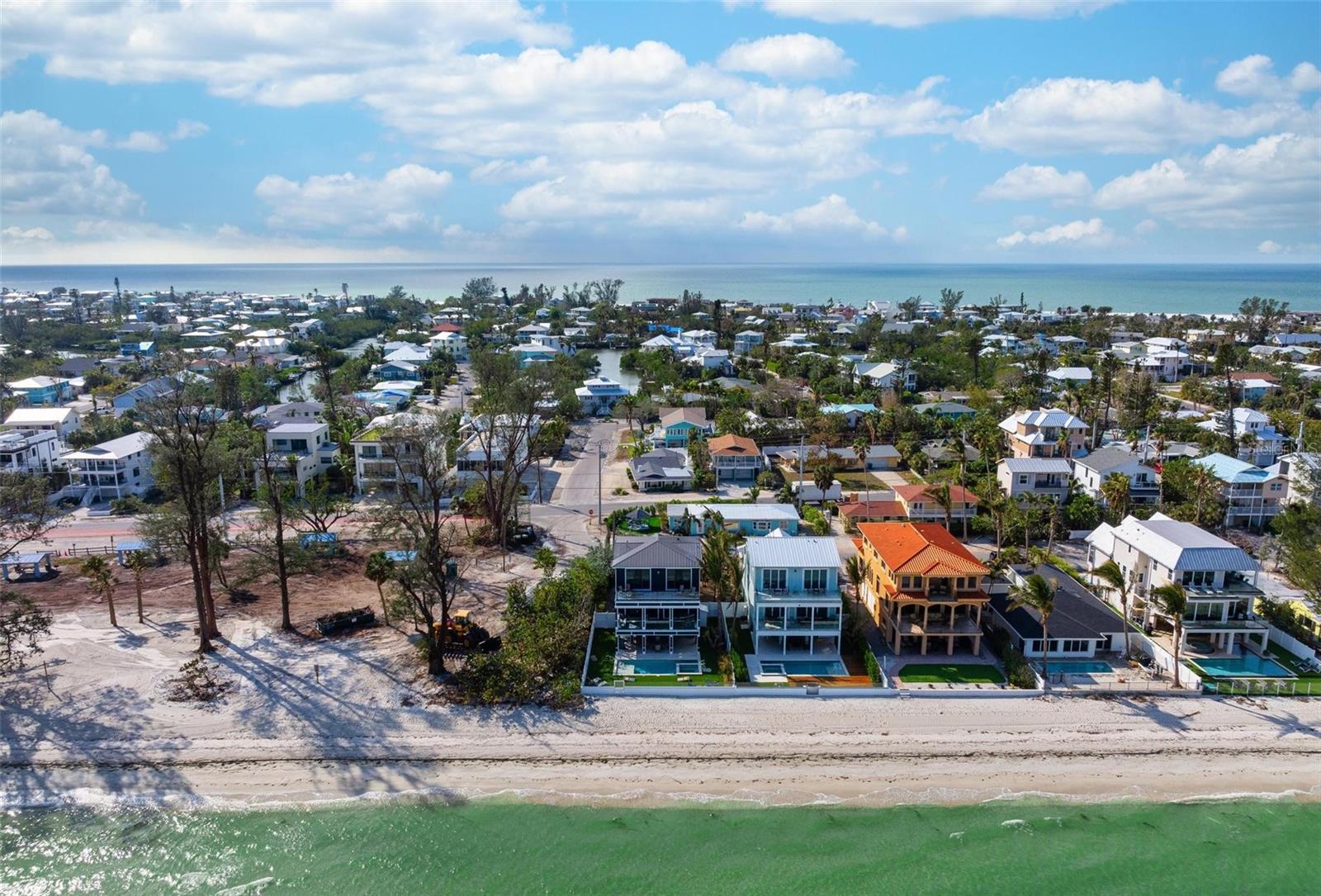 915 N SHORE DR