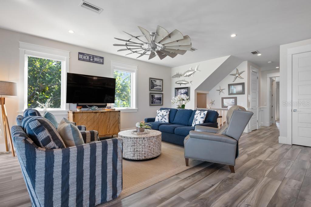 915 N SHORE DR