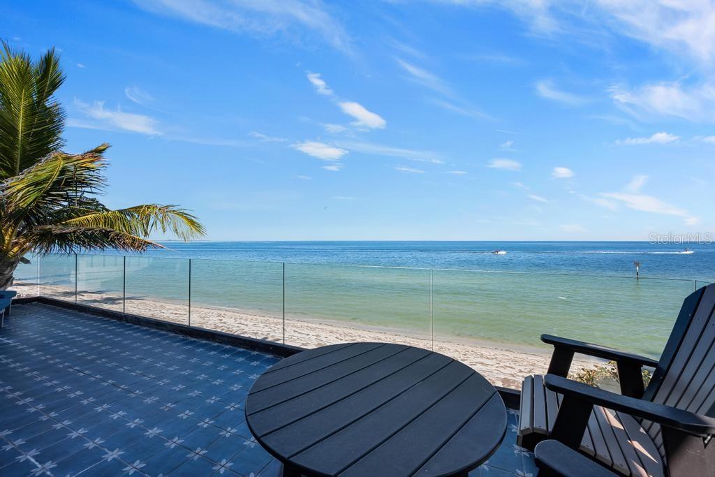 915 N SHORE DR