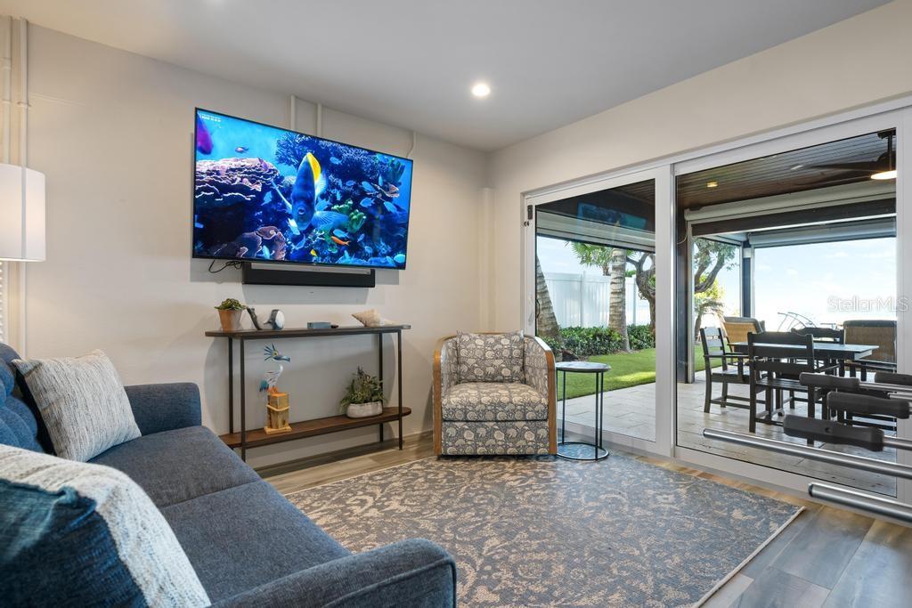 915 N SHORE DR