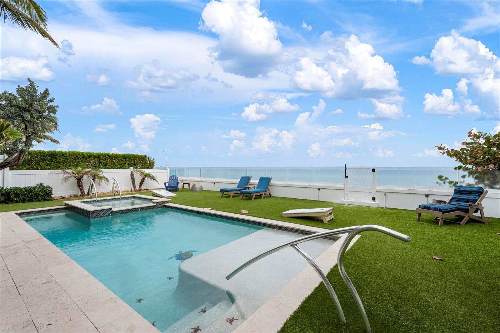 915 N SHORE DR