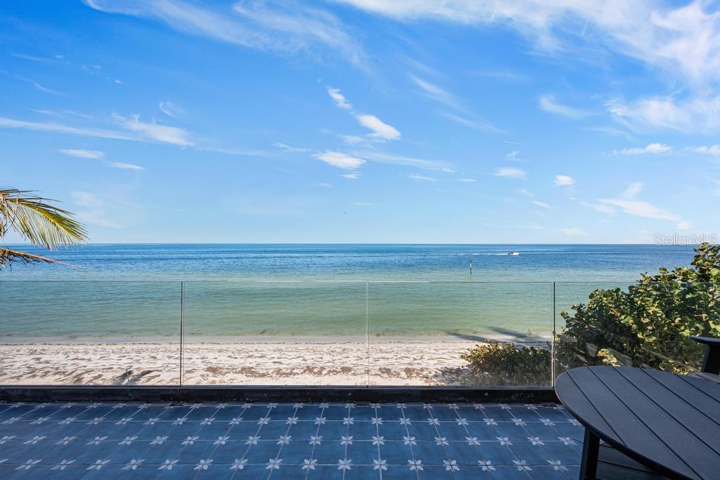 915 N SHORE DR