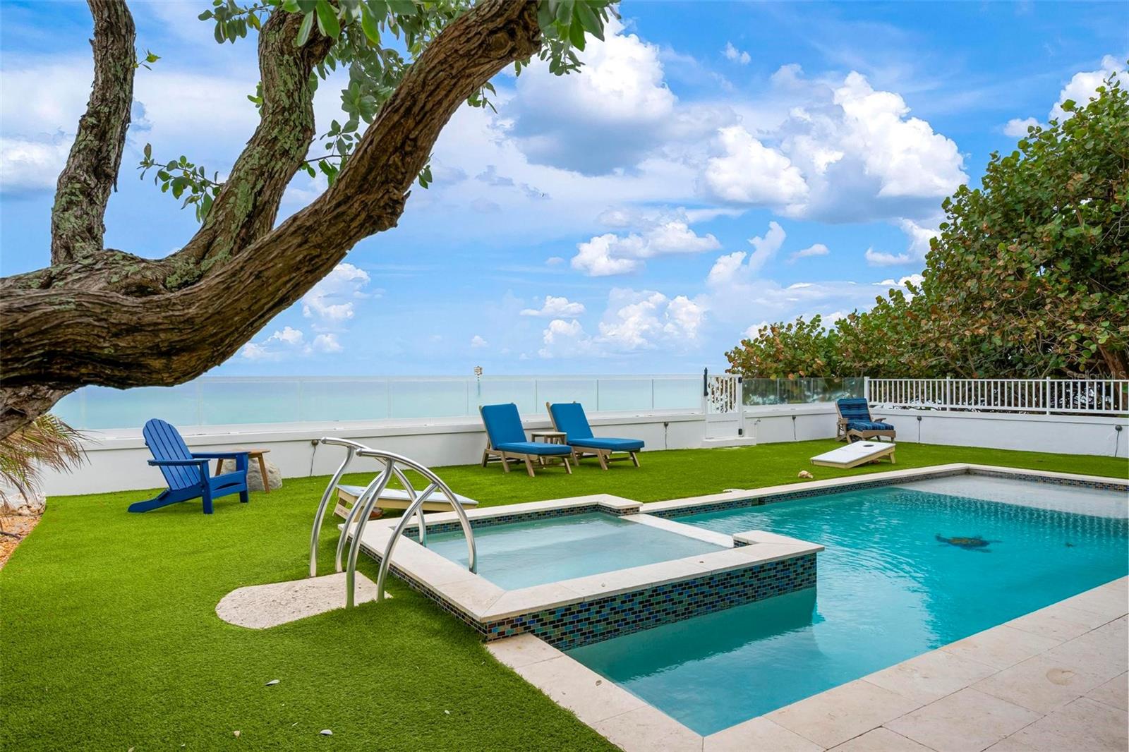 915 N SHORE DR