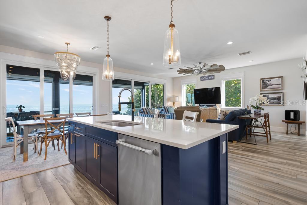 915 N SHORE DR