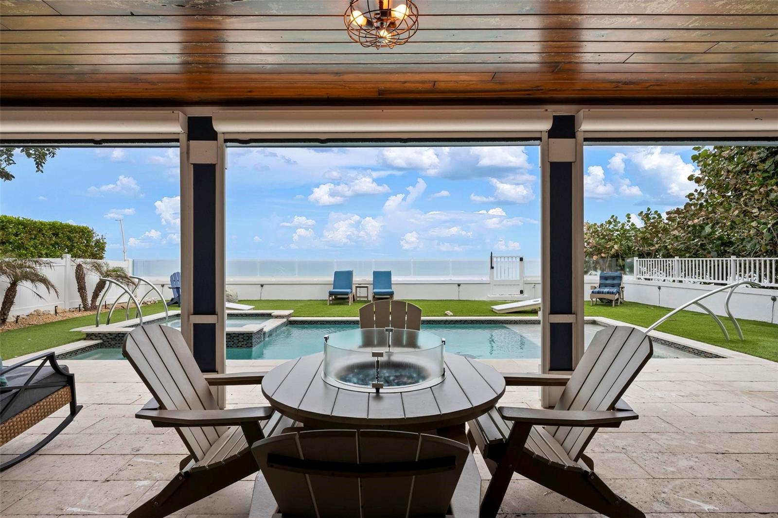 915 N SHORE DR