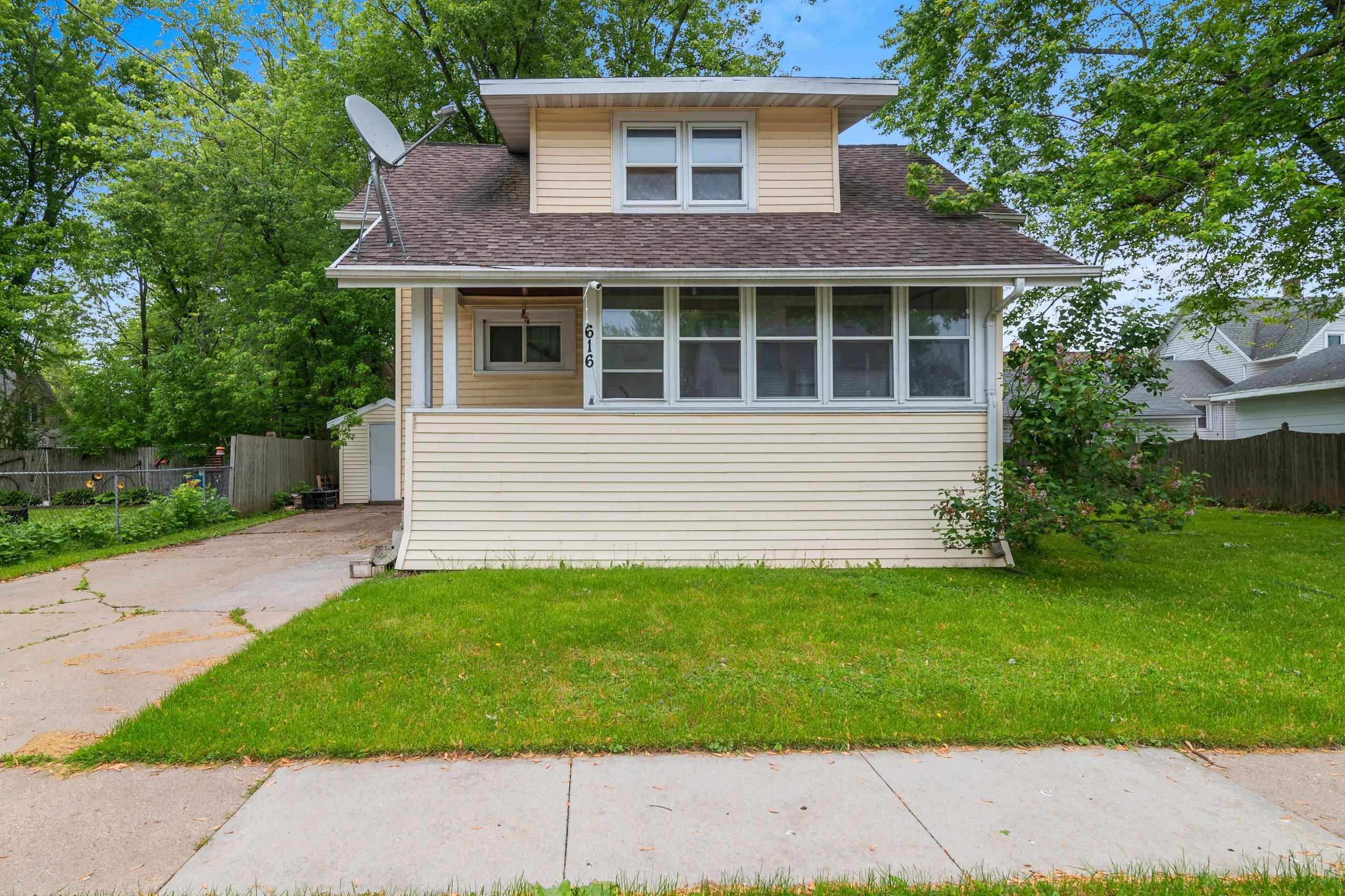 616 HENRY Street