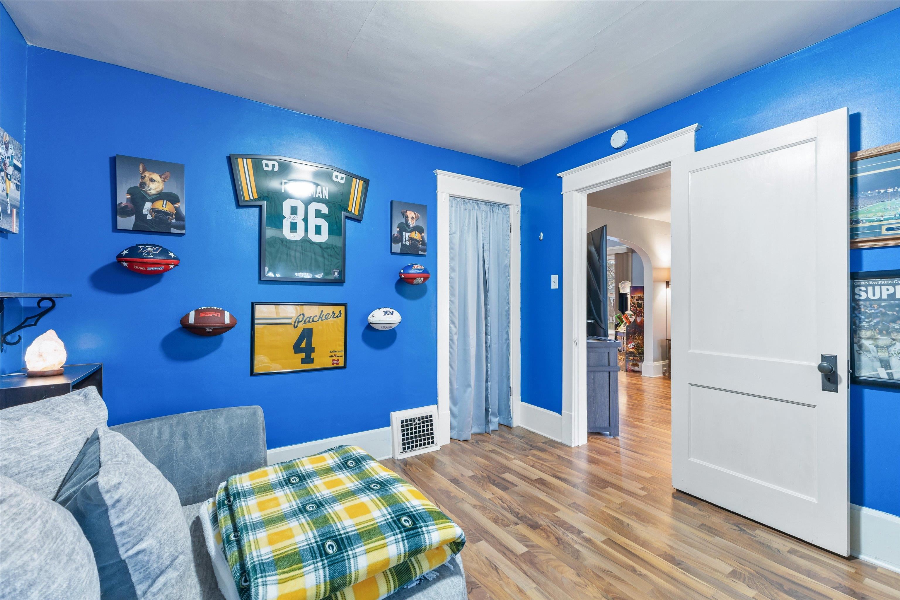 817 S OAKLAND Avenue