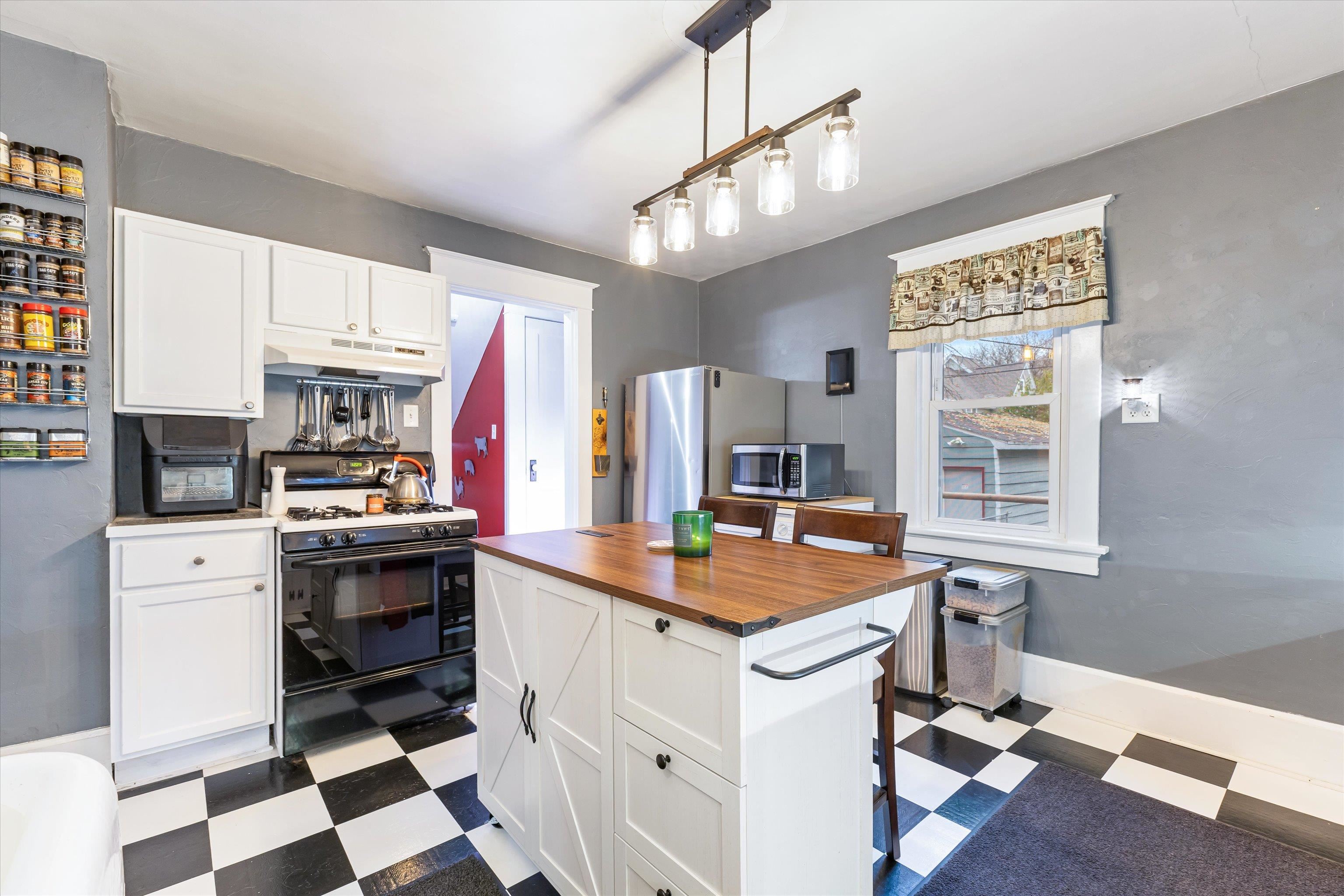 817 S OAKLAND Avenue