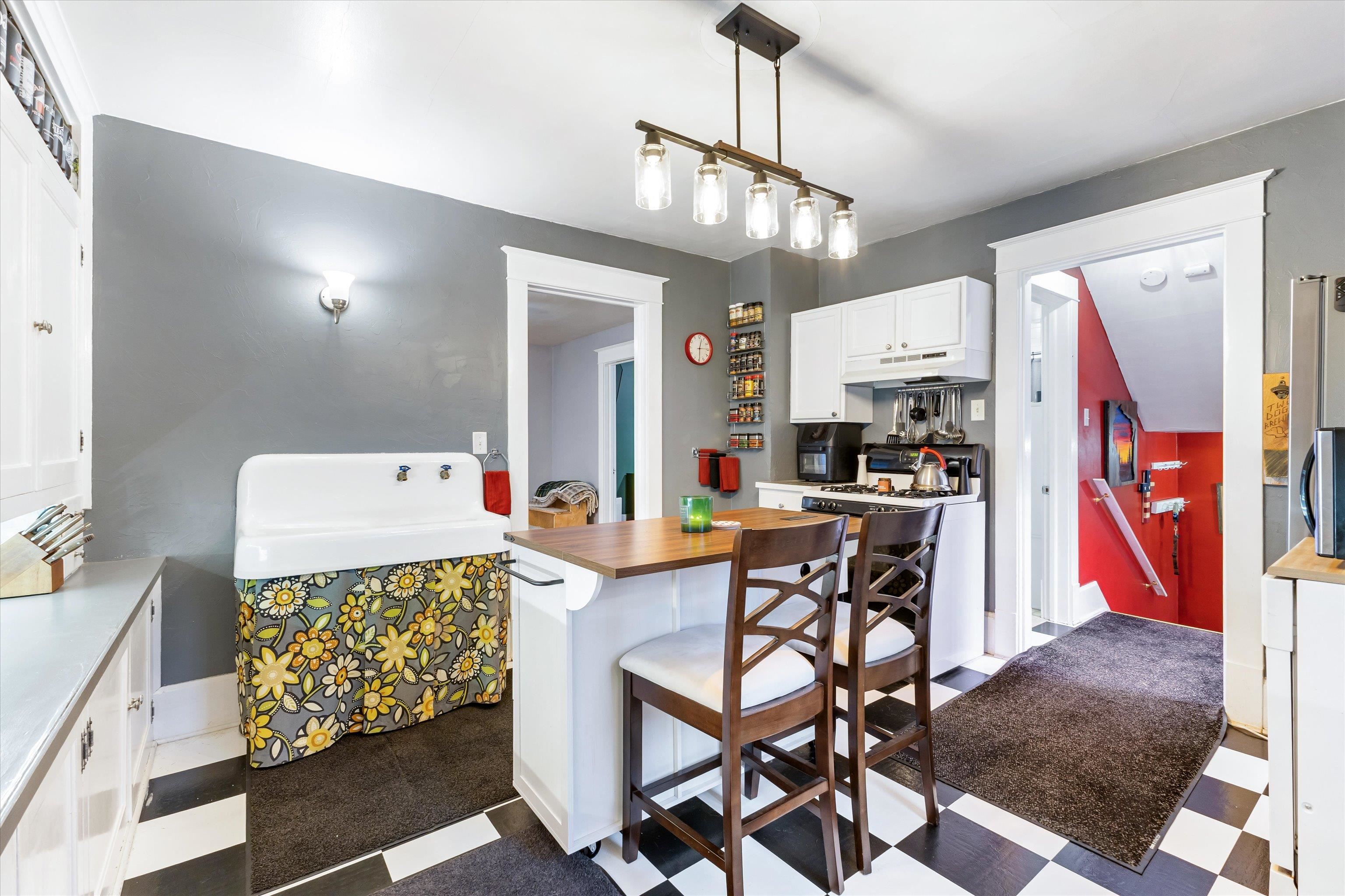 817 S OAKLAND Avenue