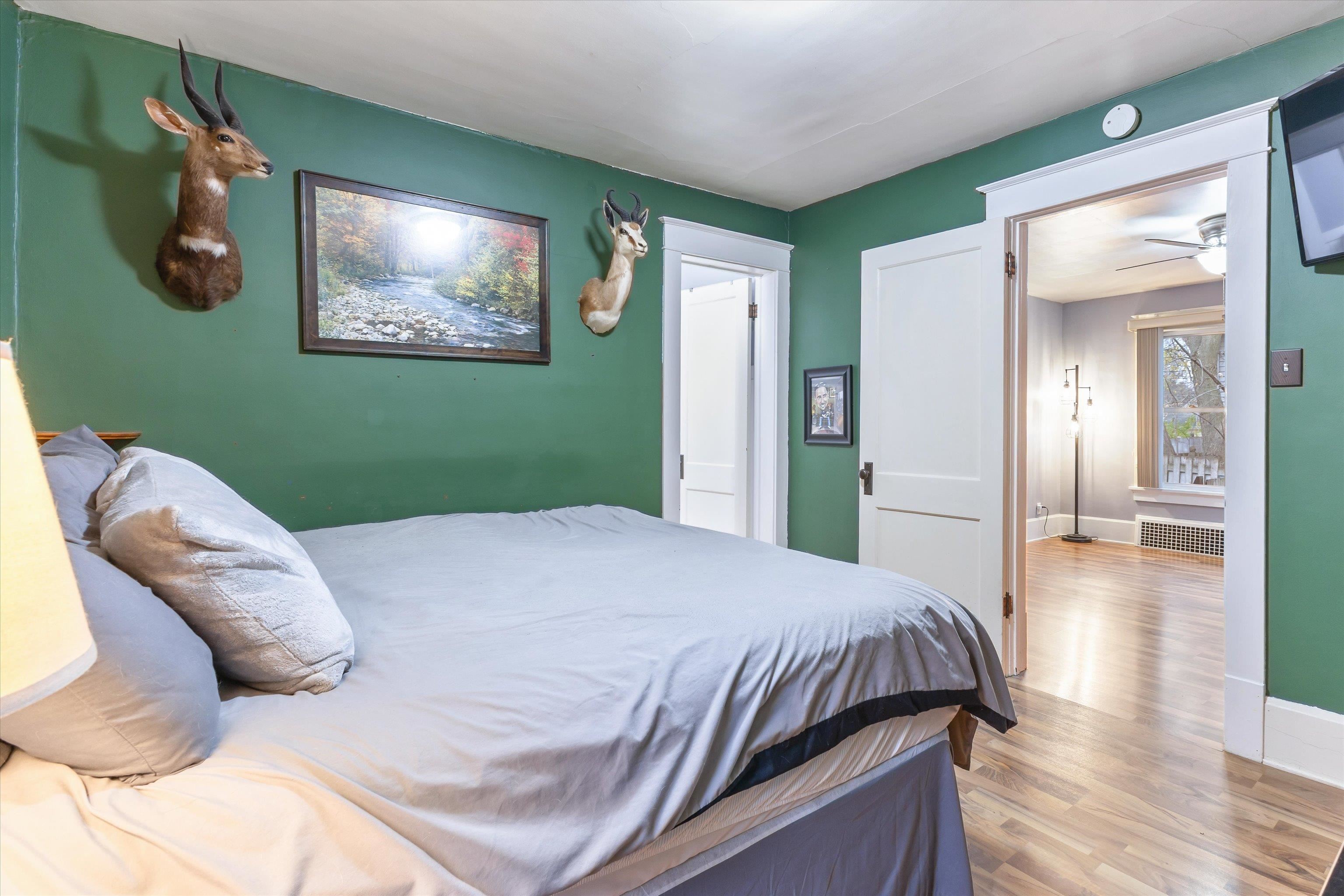 817 S OAKLAND Avenue