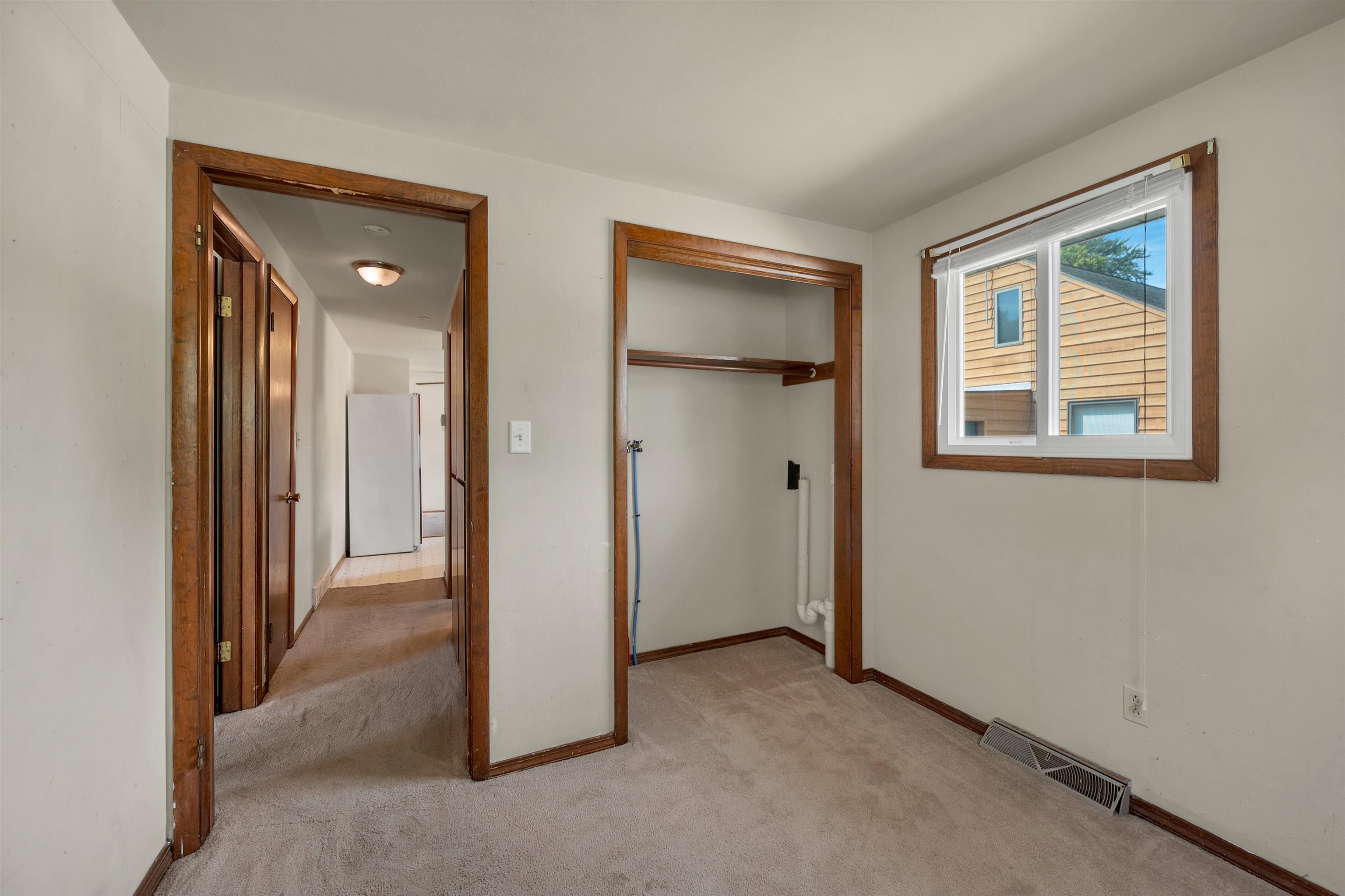 1104 SUYDAM Street