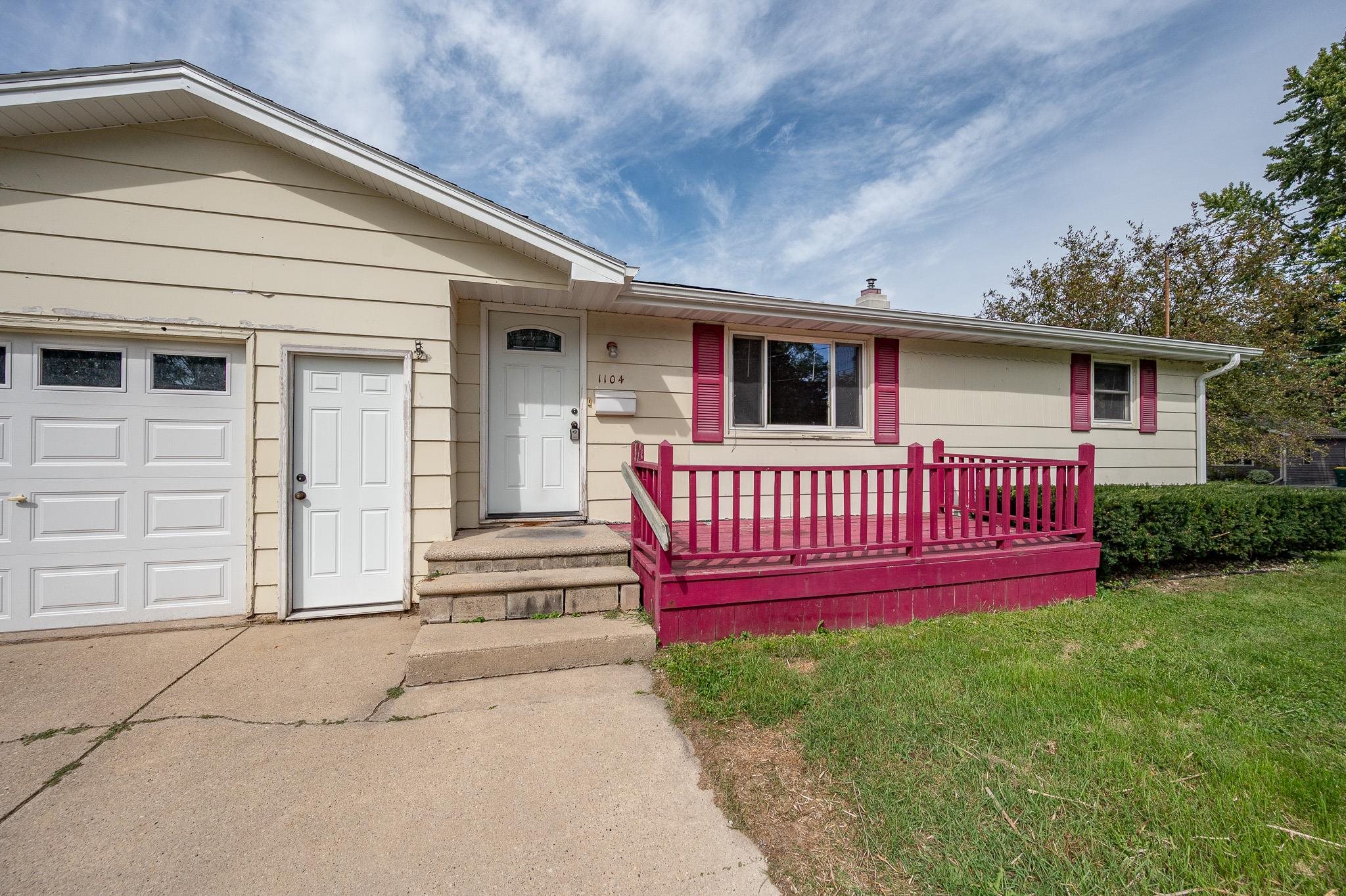 1104 SUYDAM Street