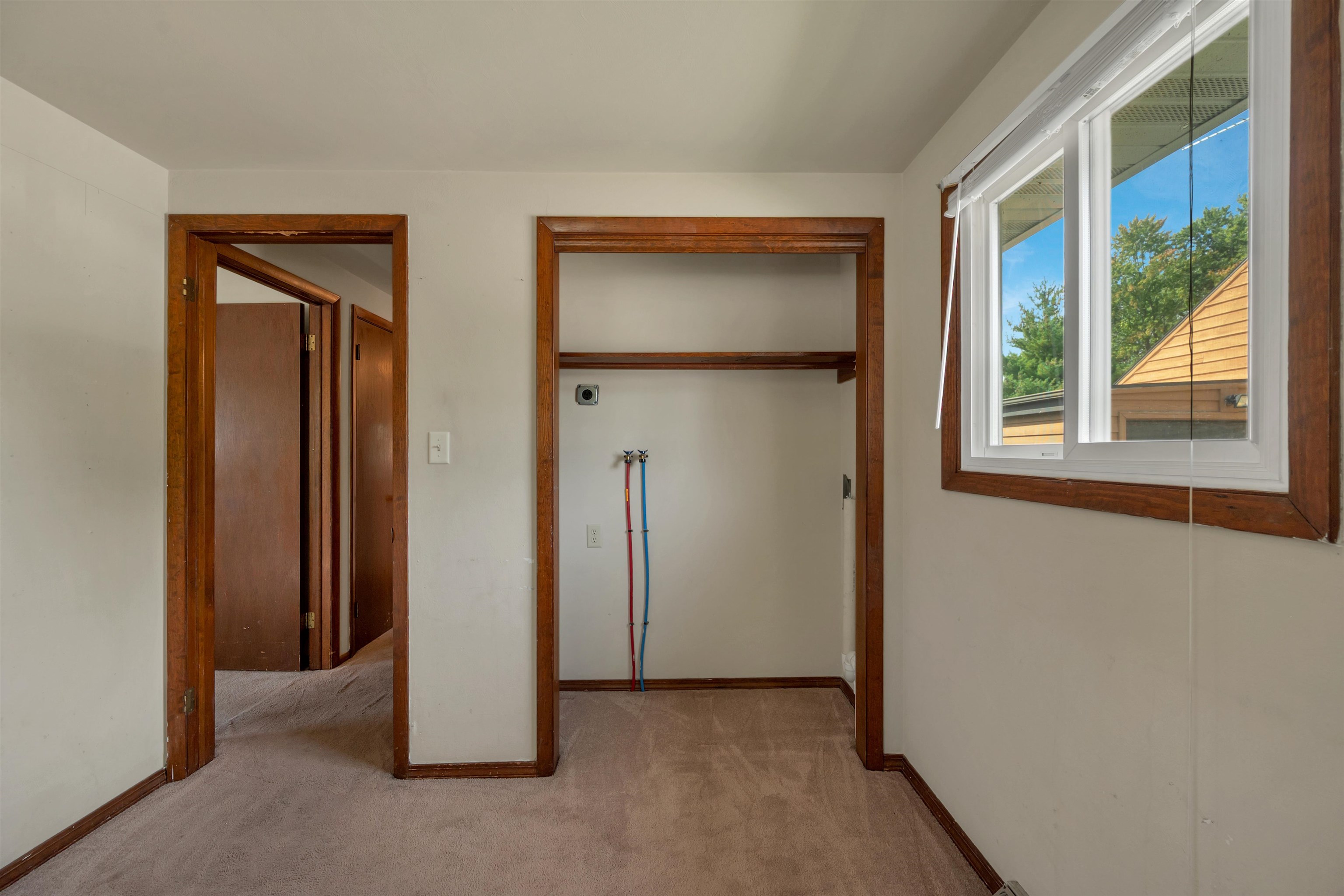 1104 SUYDAM Street