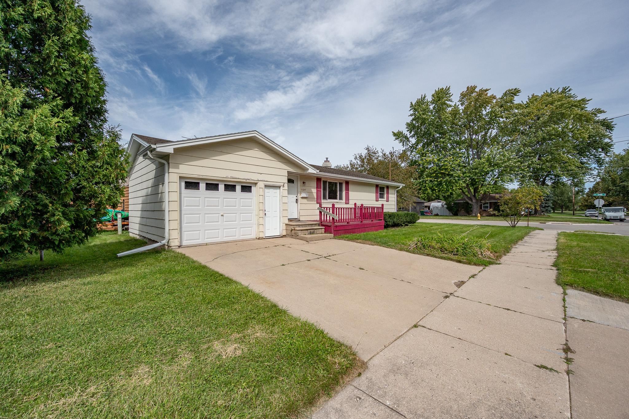 1104 SUYDAM Street