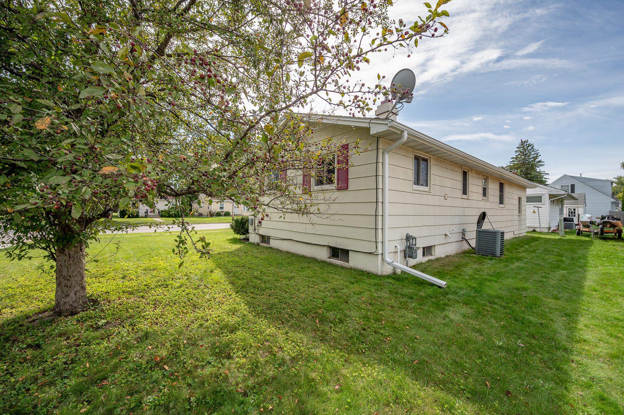 1104 SUYDAM Street