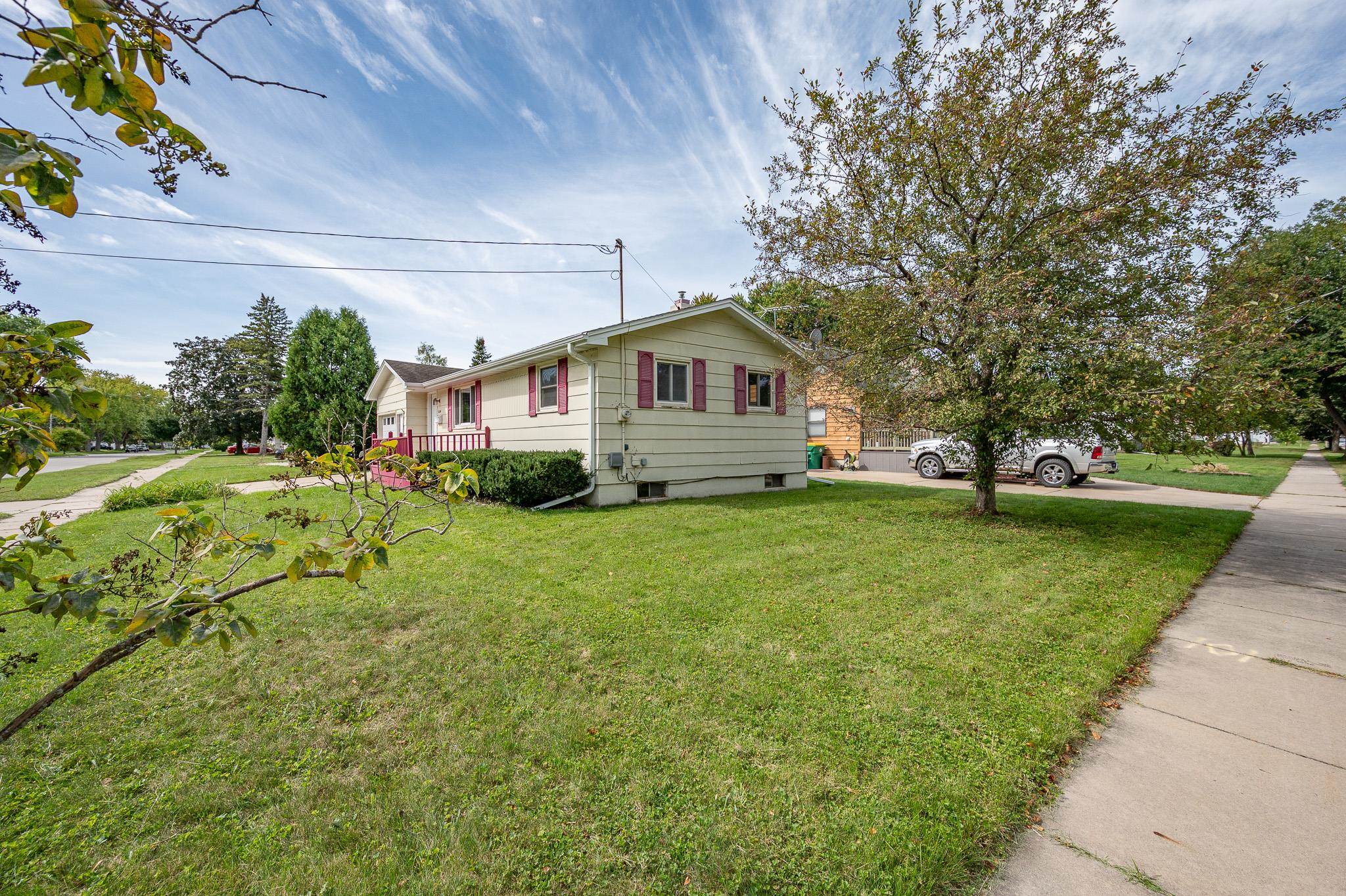 1104 SUYDAM Street