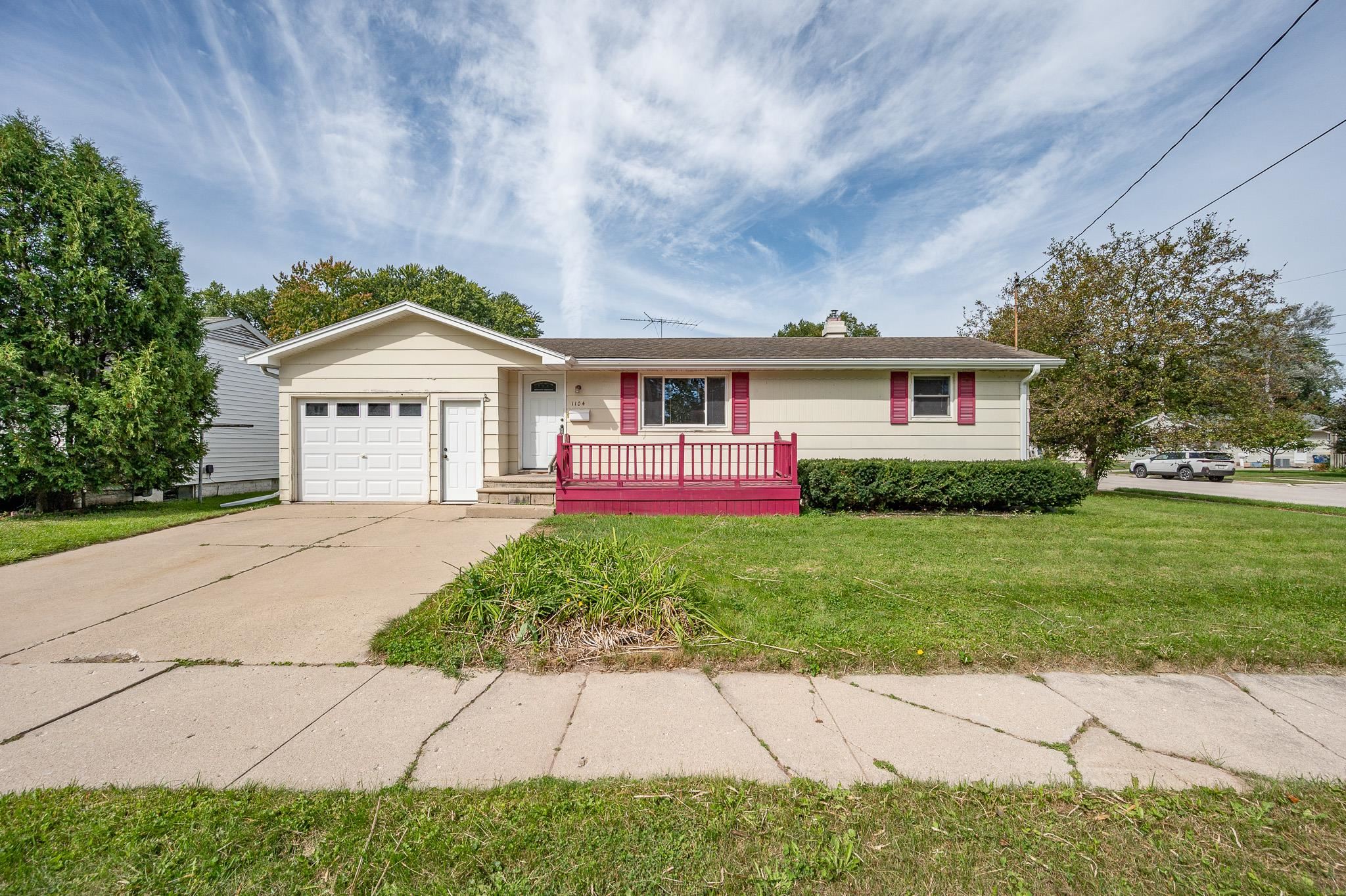 1104 SUYDAM Street