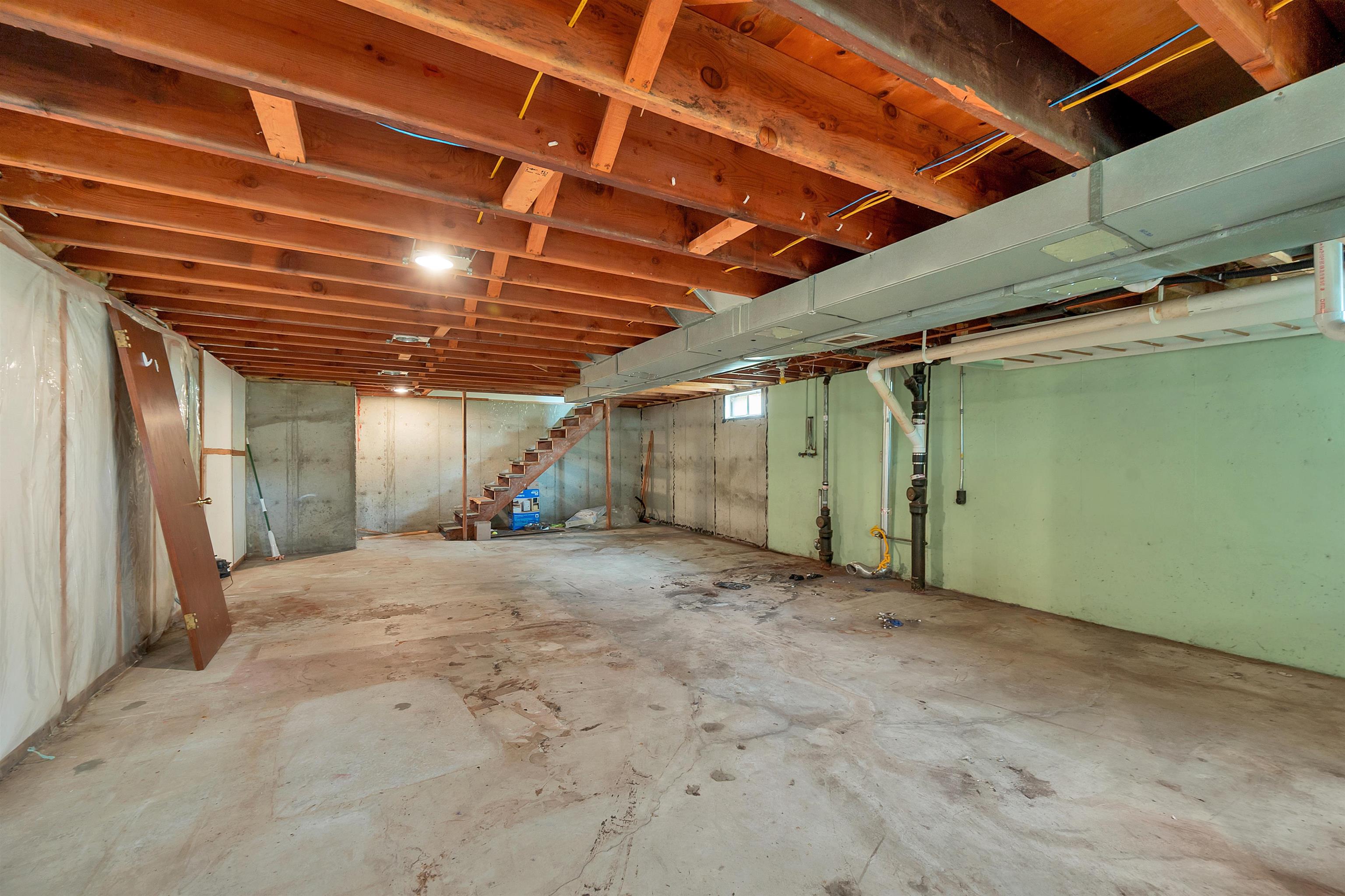 1104 SUYDAM Street