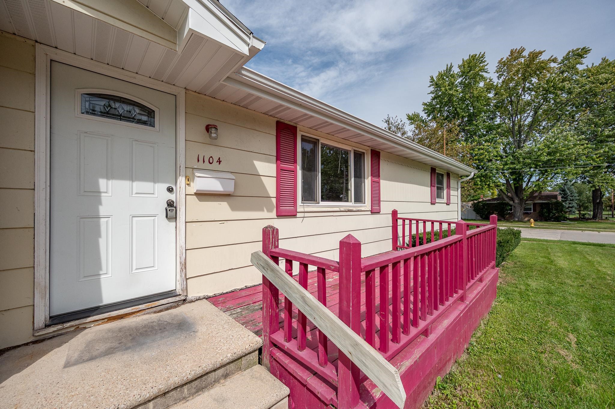 1104 SUYDAM Street
