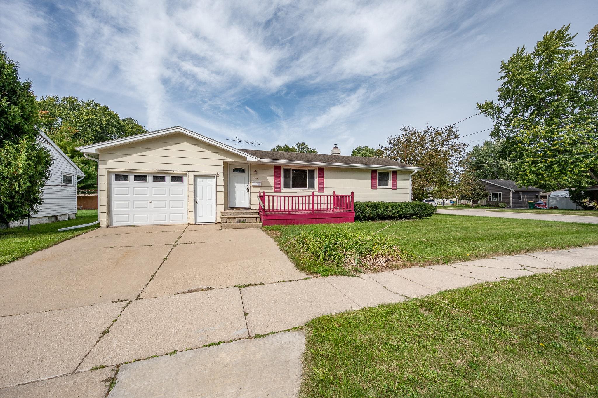 1104 SUYDAM Street