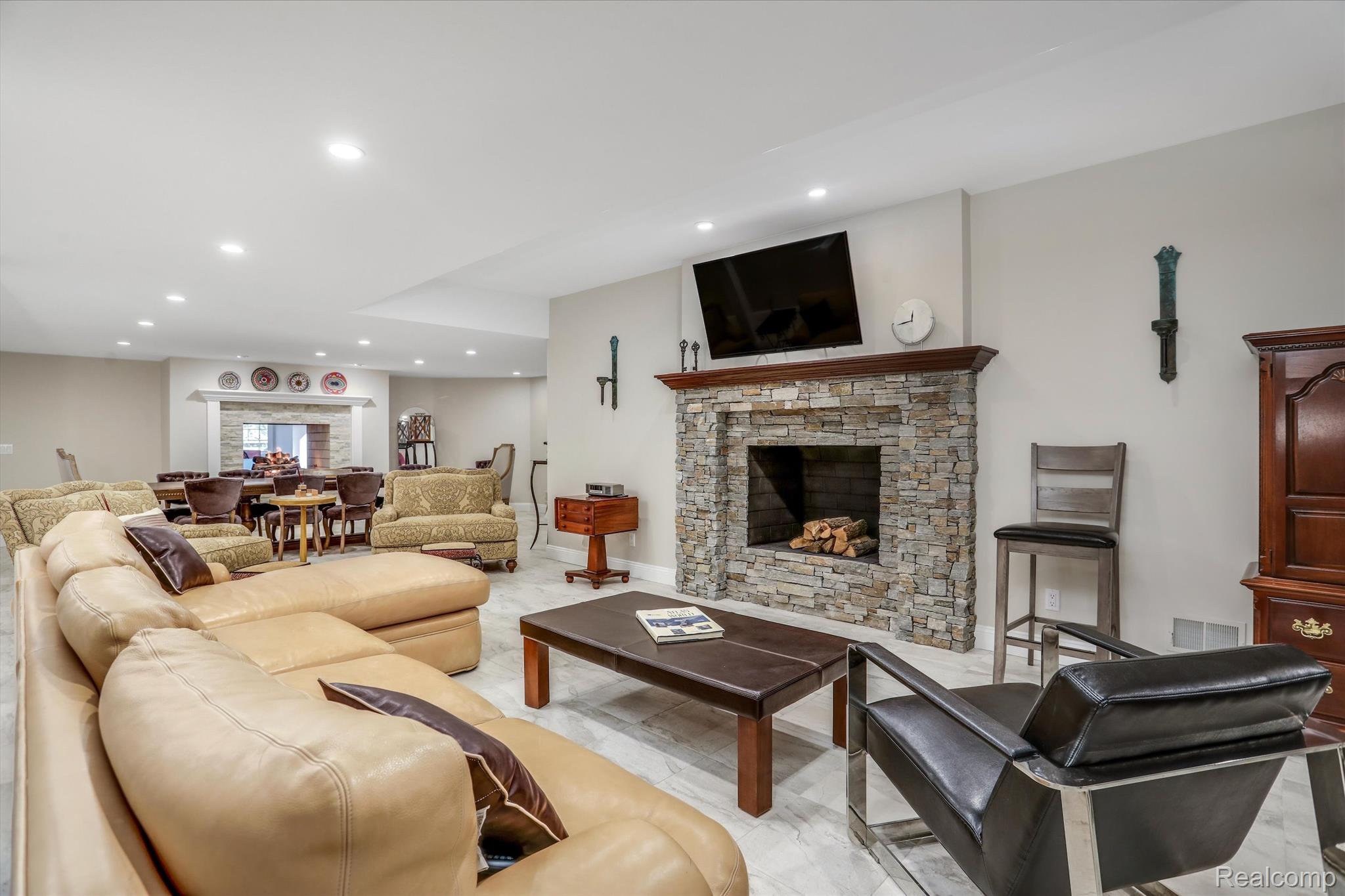 8325 COTSWOLD Lane