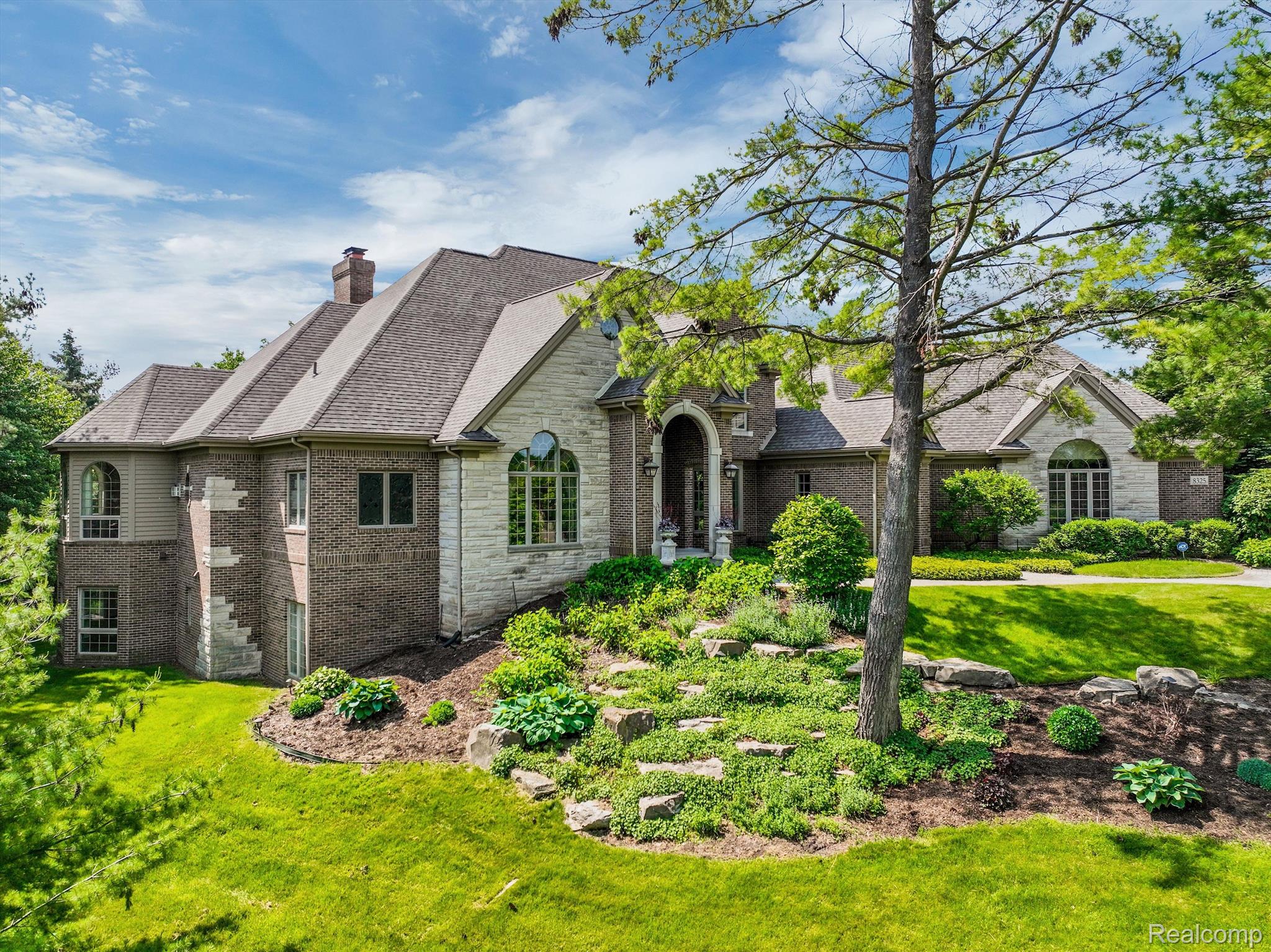8325 COTSWOLD Lane