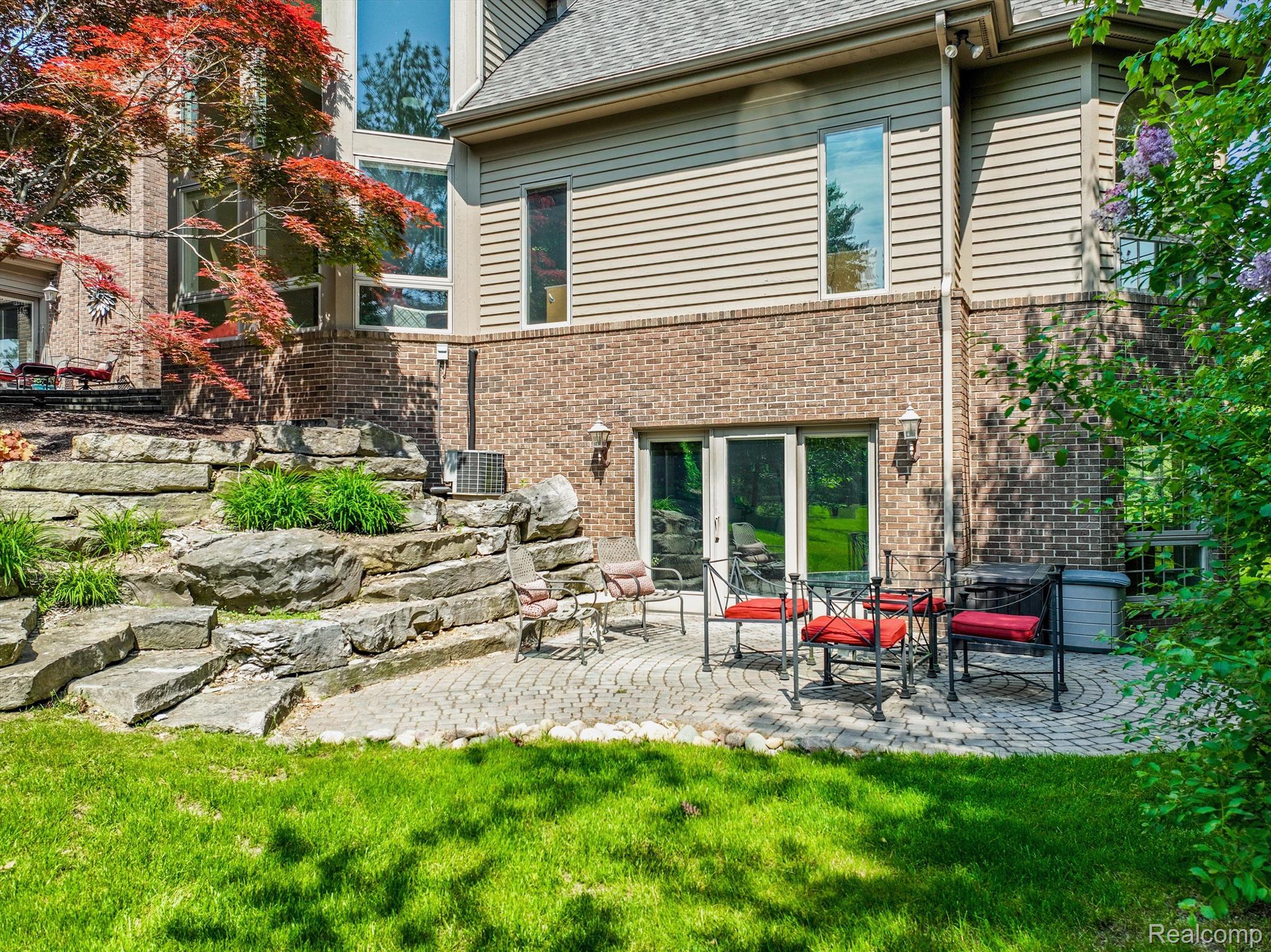 8325 COTSWOLD Lane