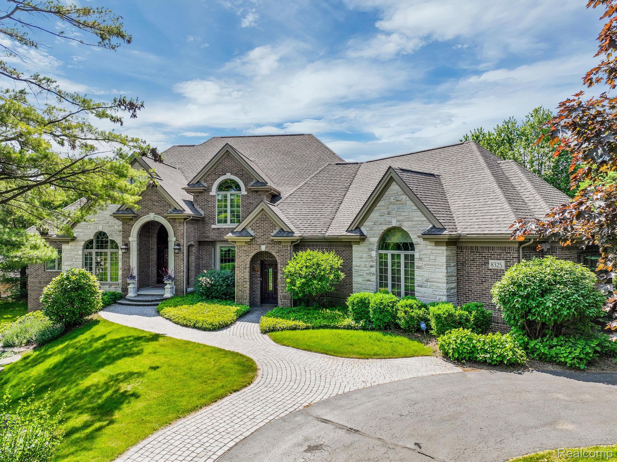 8325 COTSWOLD Lane