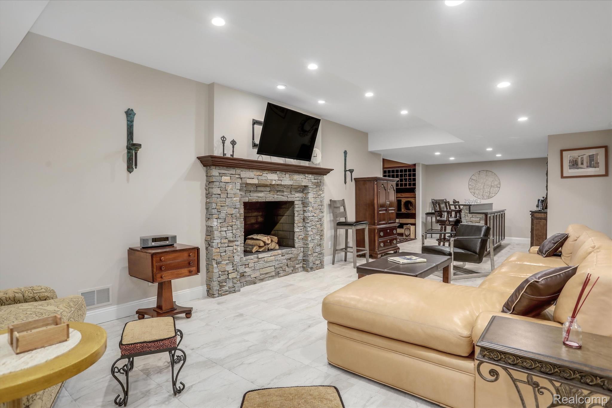 8325 COTSWOLD Lane