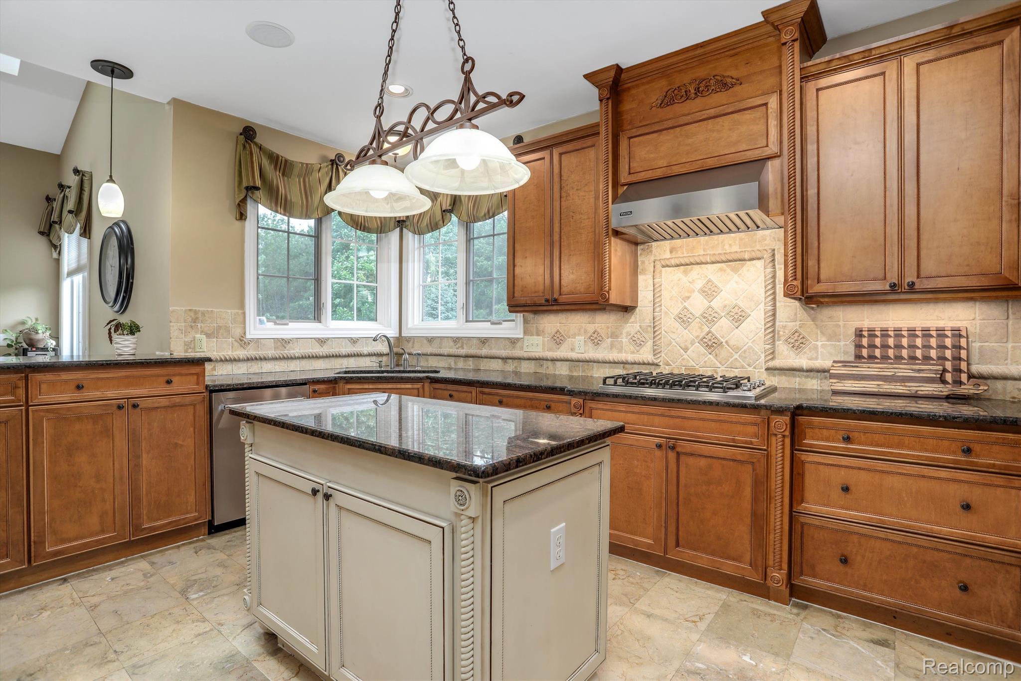 6984 OAKHURST RIDGE Road