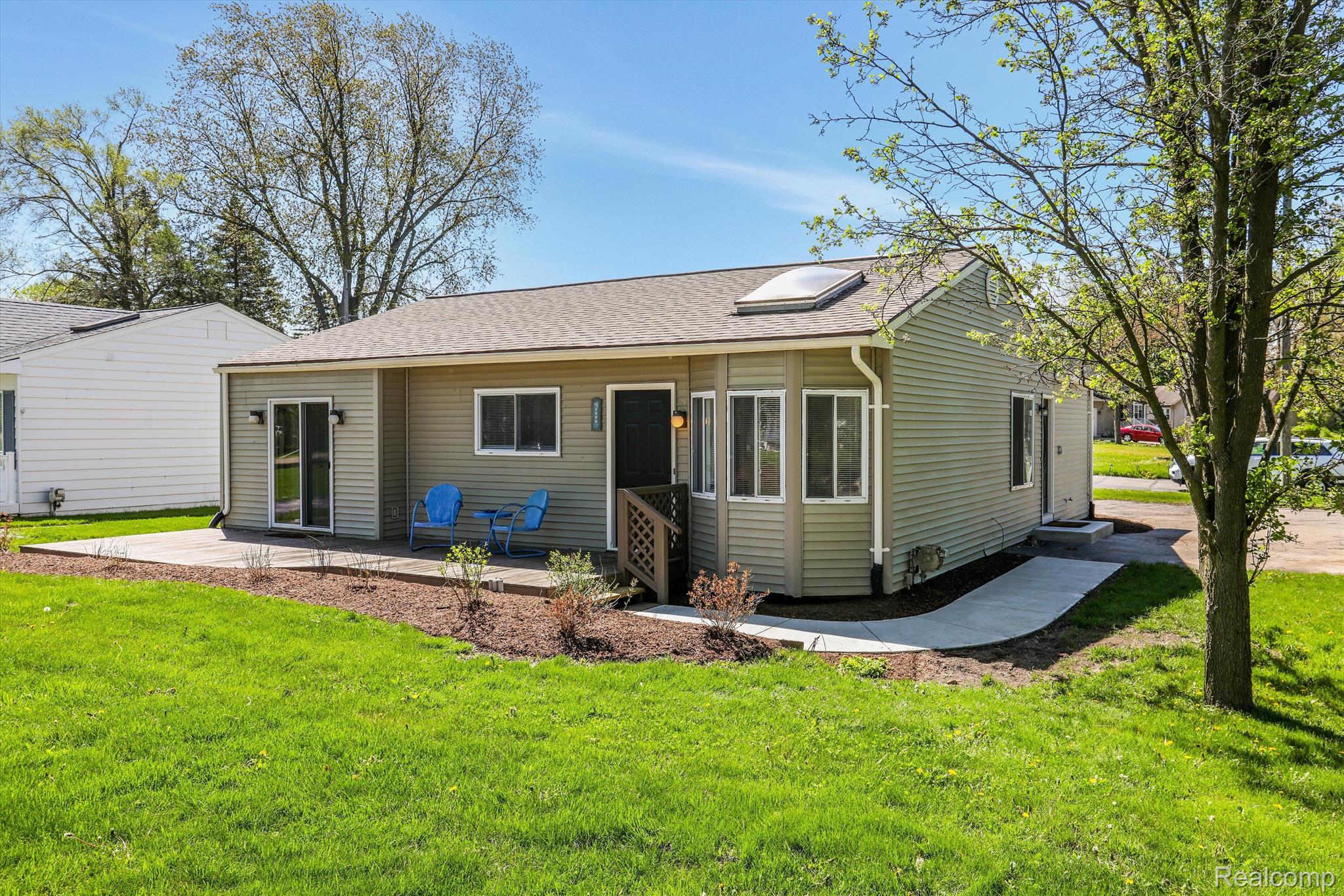 5299 CLINTON RIVER Drive